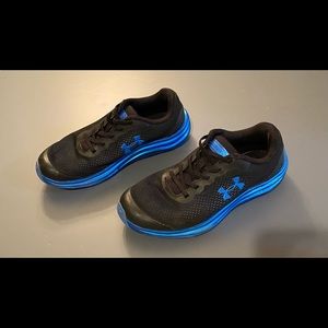 Boys Under Armour tennis shoes.